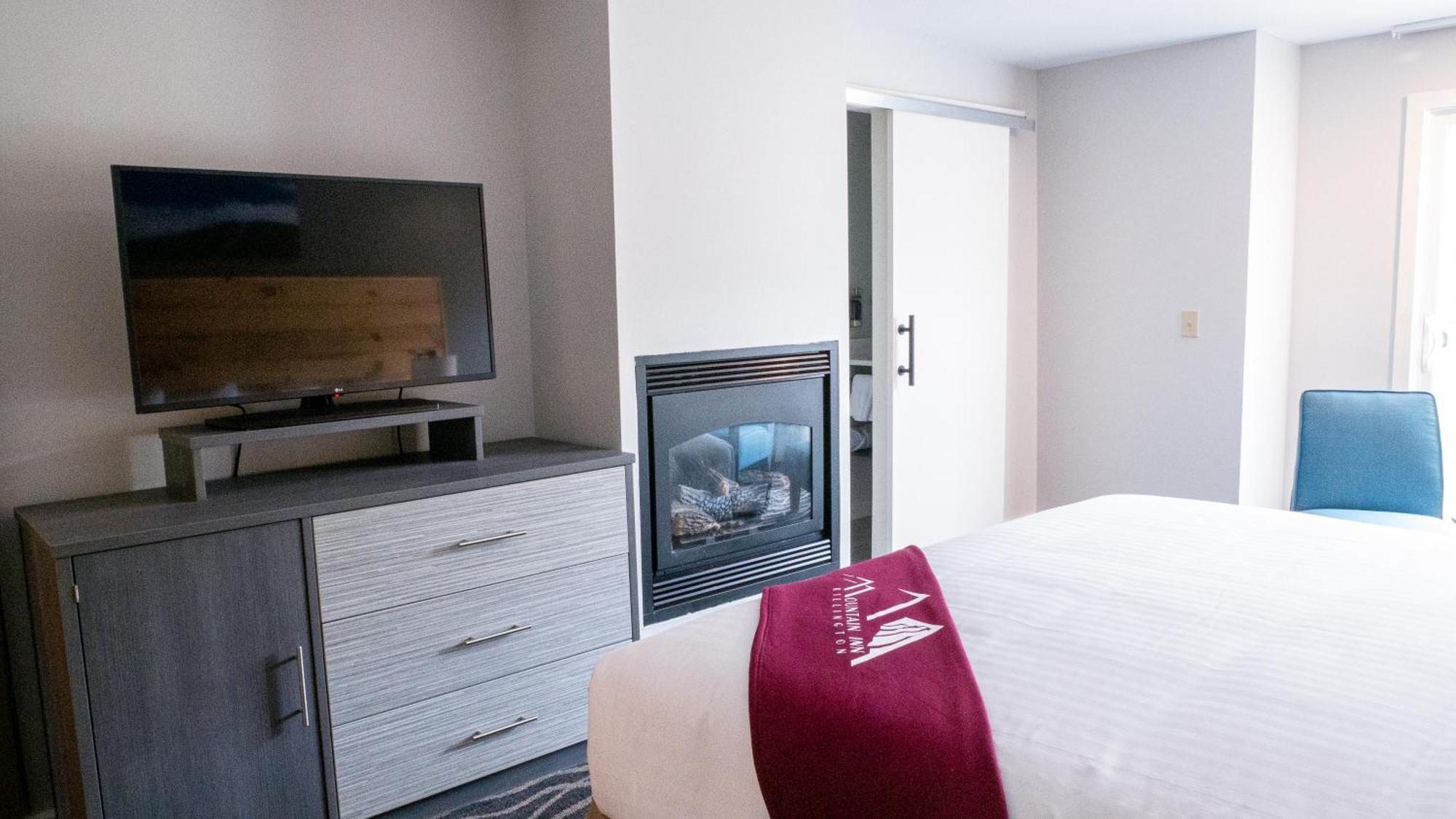 Deluxe King Room with Fireplace