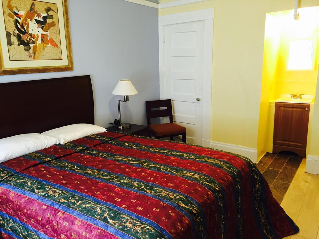 Standard Queen Room With Private bathroom