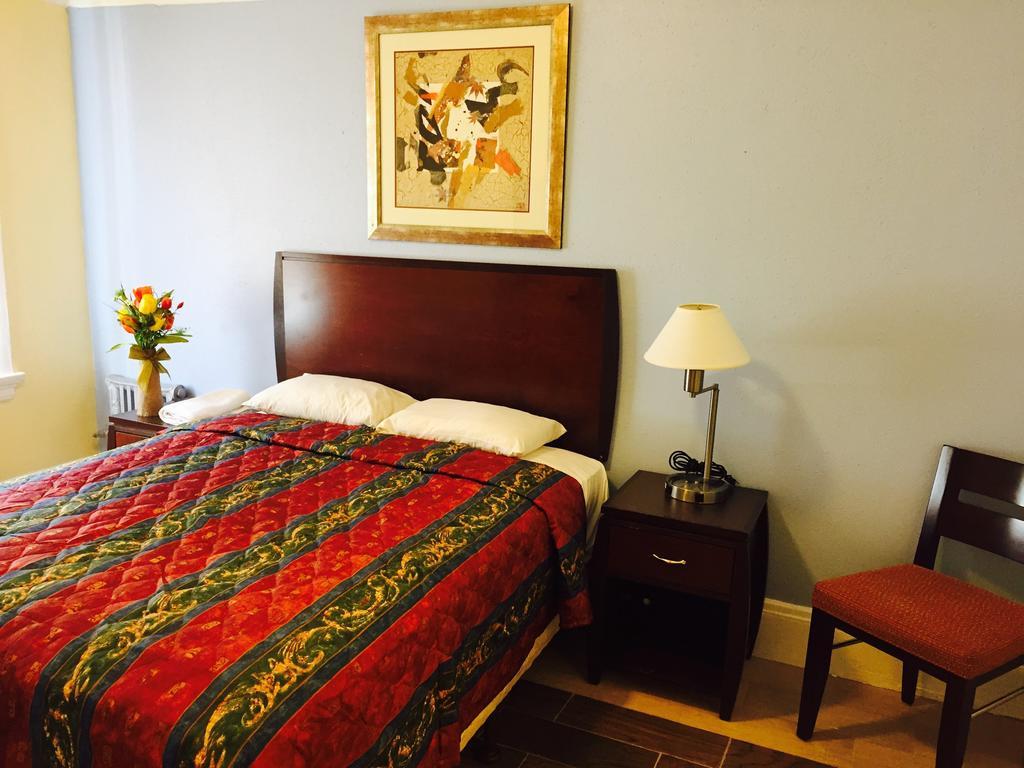 Standard Queen Room with Shared Bathroom