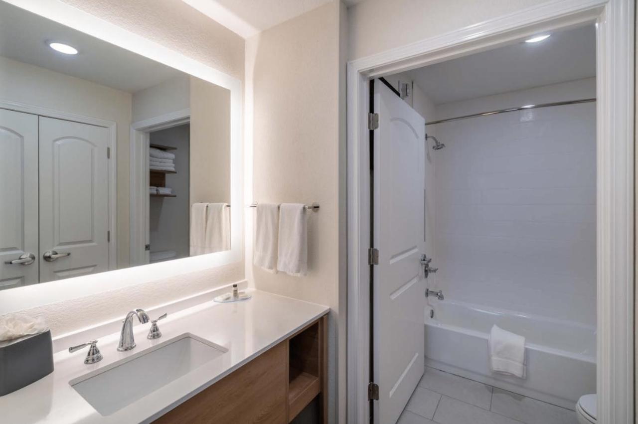 One-Bedroom Queen Suite
