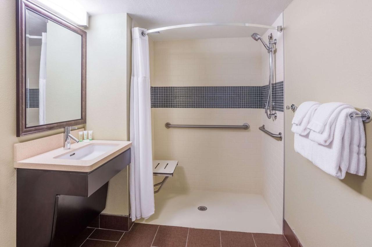 One-Bedroom Queen Suite with Bathtub - Mobility Accessible