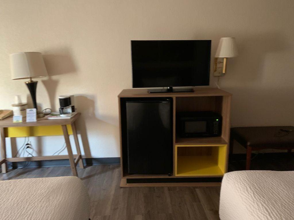 King Room with Bath Tub - Mobility Accessible/Non-Smoking