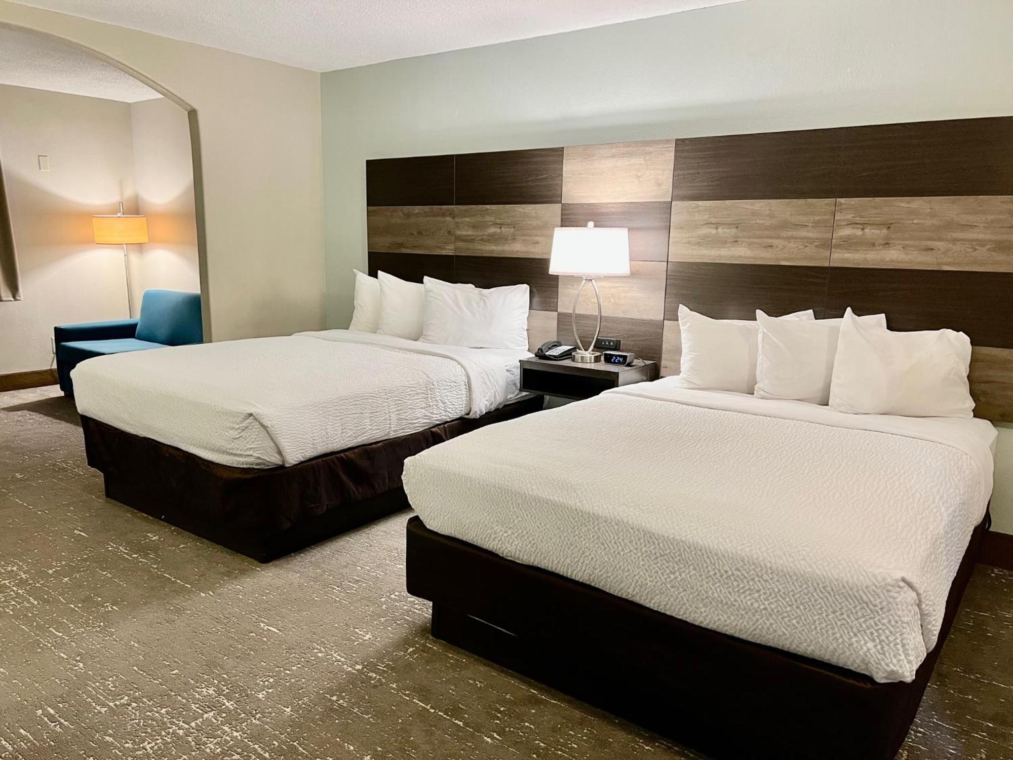 Deluxe Queen Suite