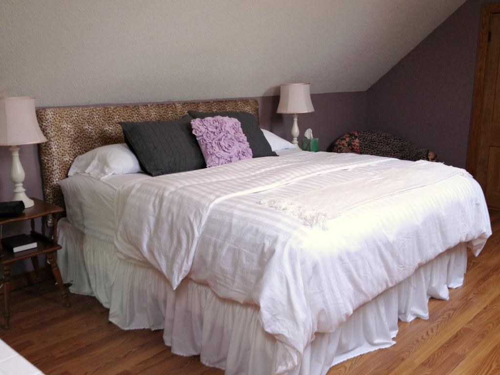 Honeymoon Suite,122846404:JPEG