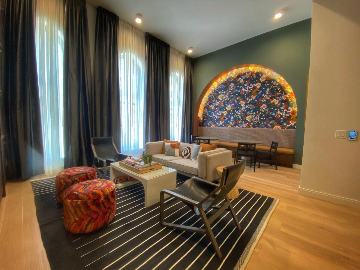 Deluxe Queen Suite