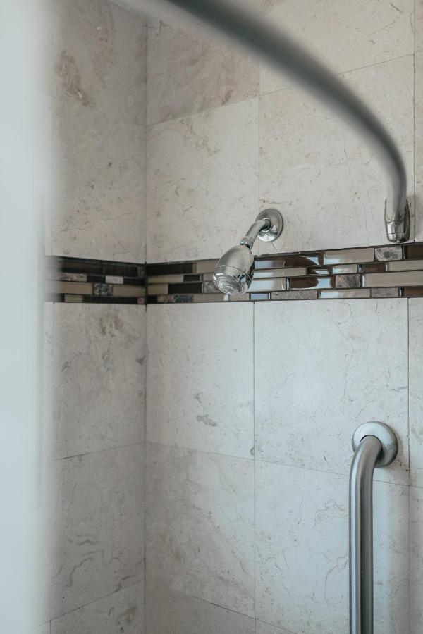Deluxe Queen Room - Non-Smoking, No Pets