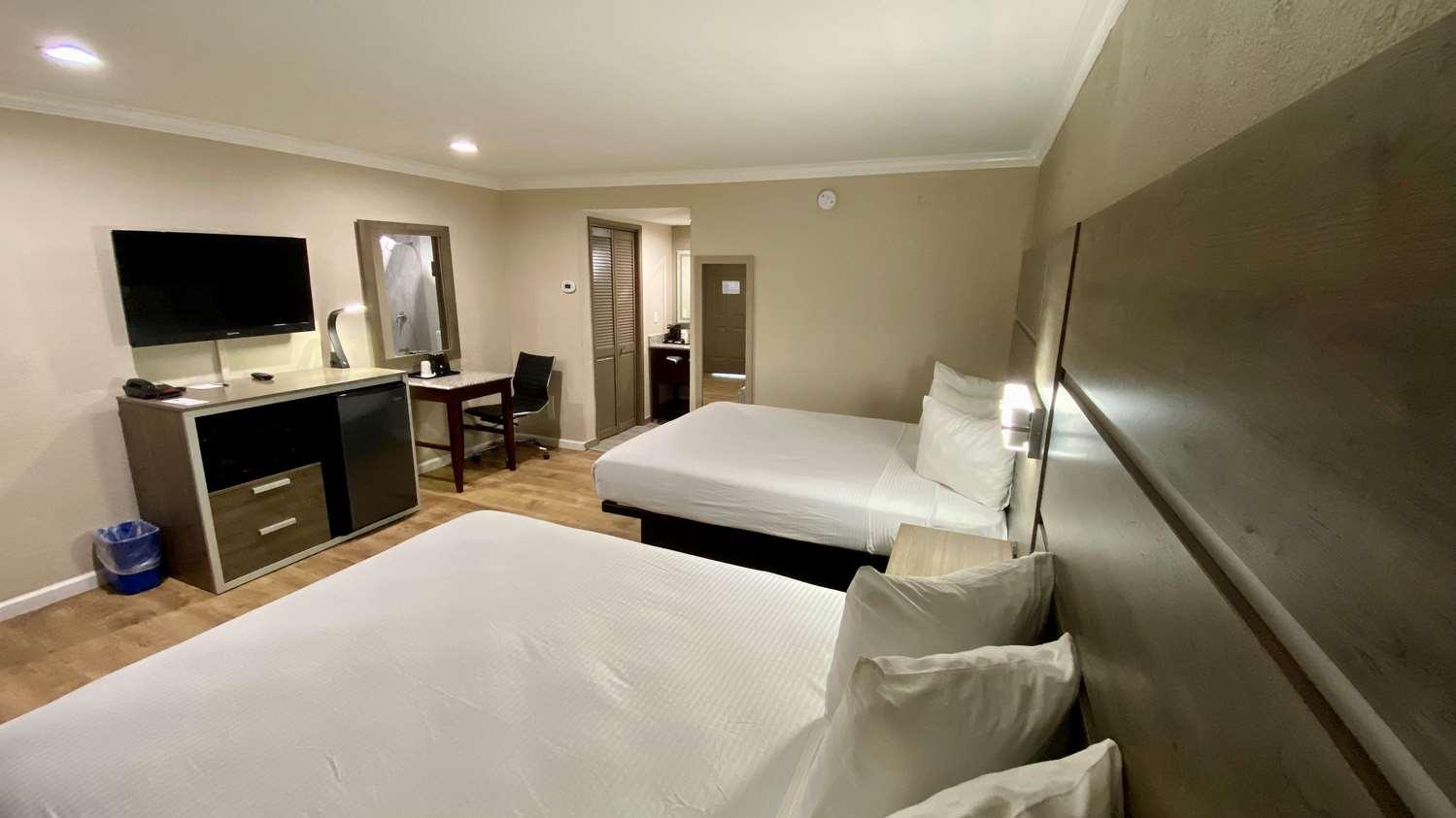 Queen Room with Two Queen Beds - Non-Smoking/Ground Floor