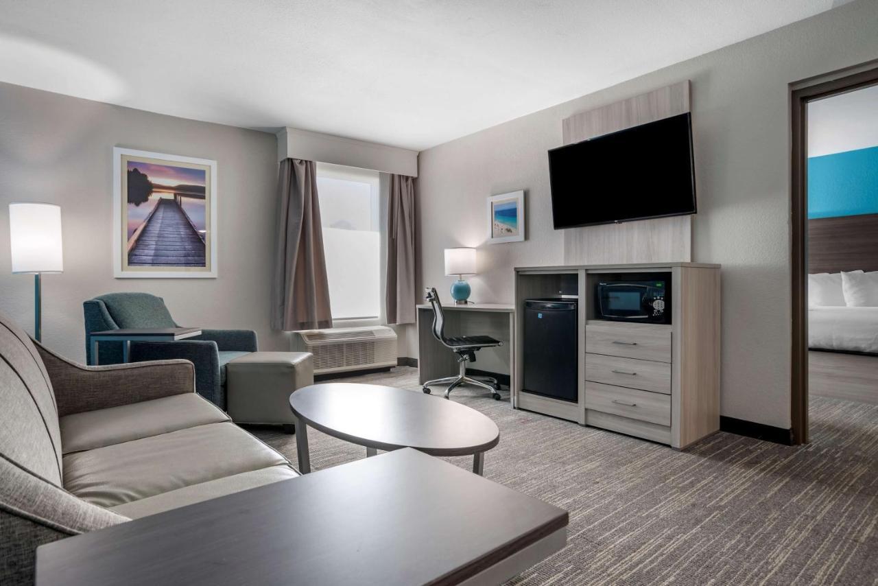 One-Bedroom Queen Suite with Sofa Bed