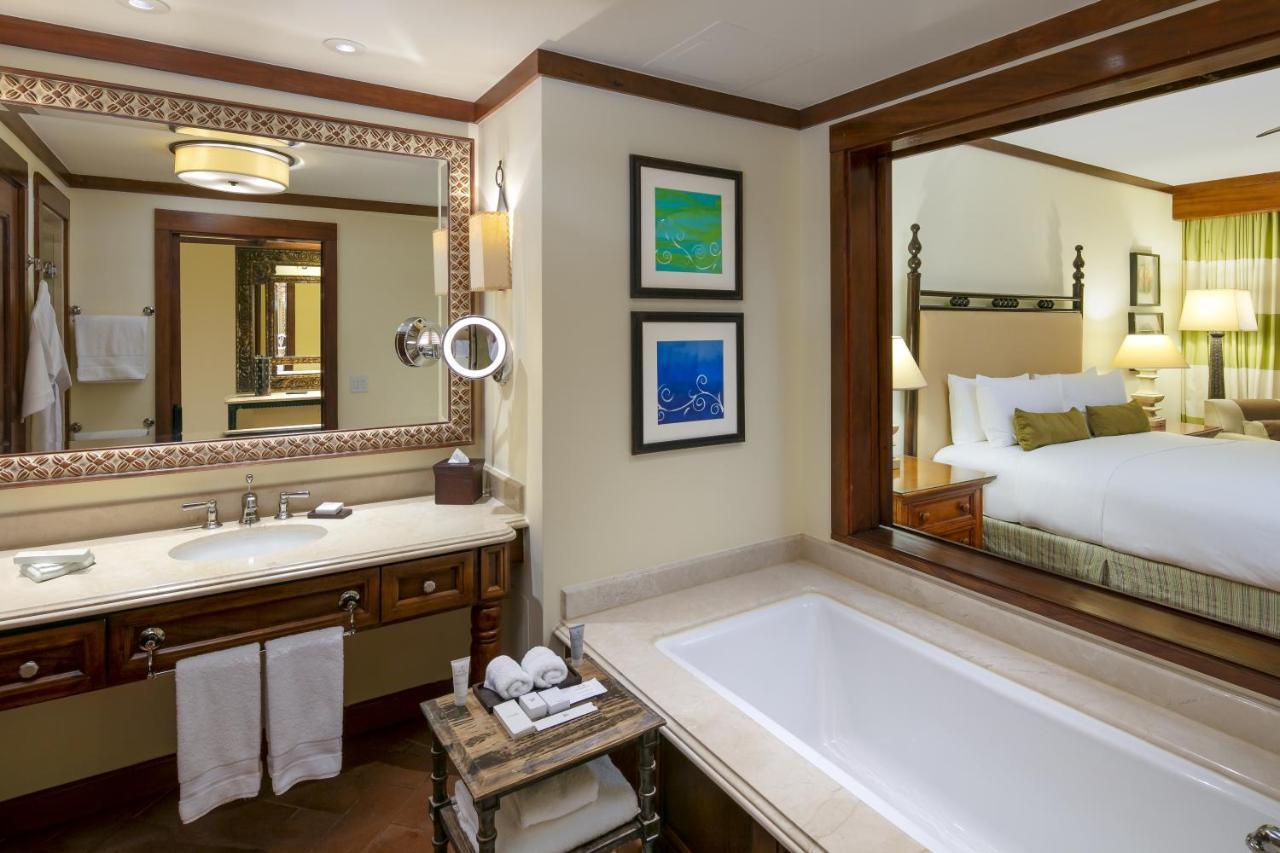 Guest room, 1 King, Pool View, Balcony,1352602249:JPEG