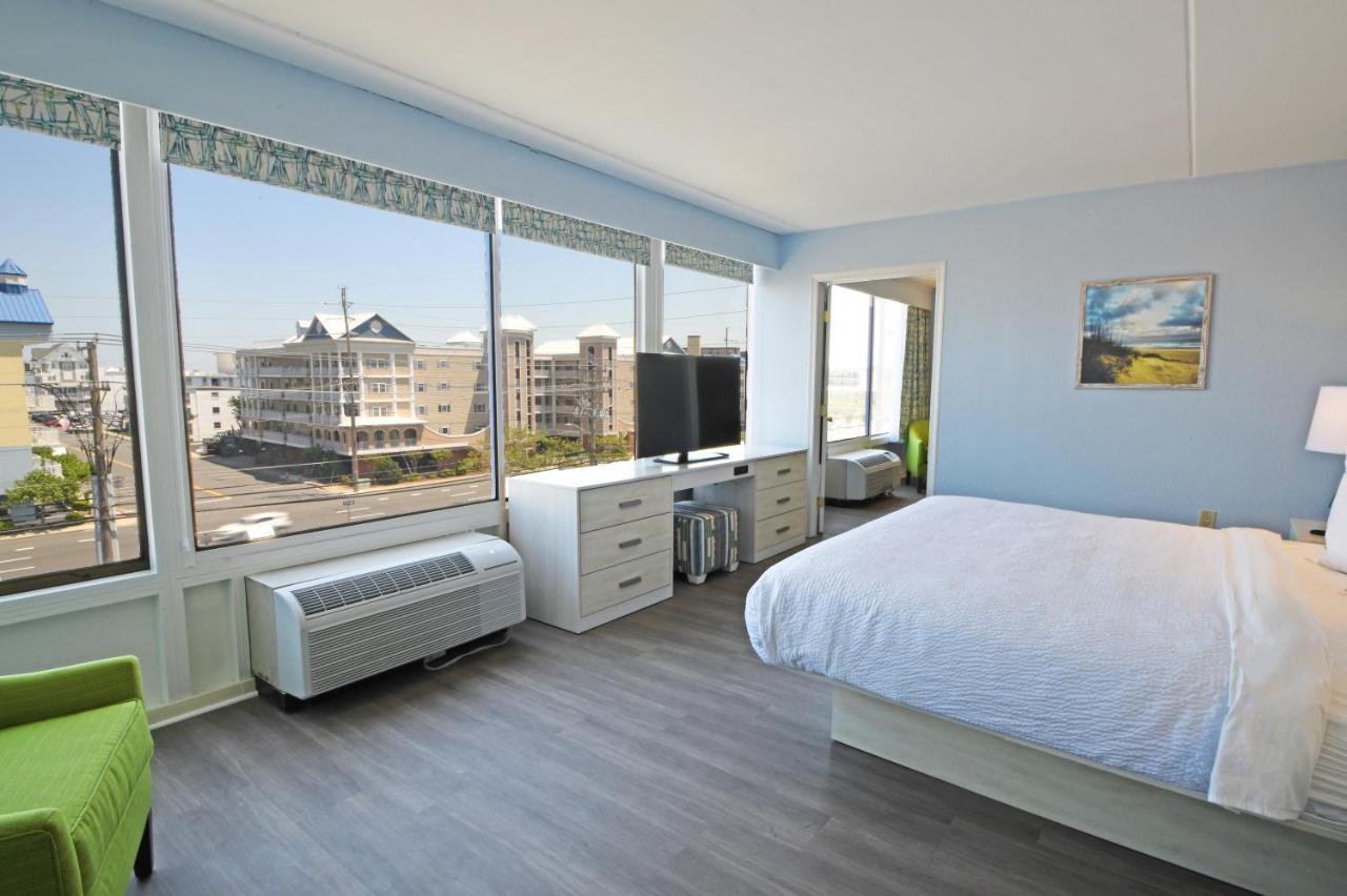 Deluxe King Suite - No Pets Allowed,1248939181:JPEG