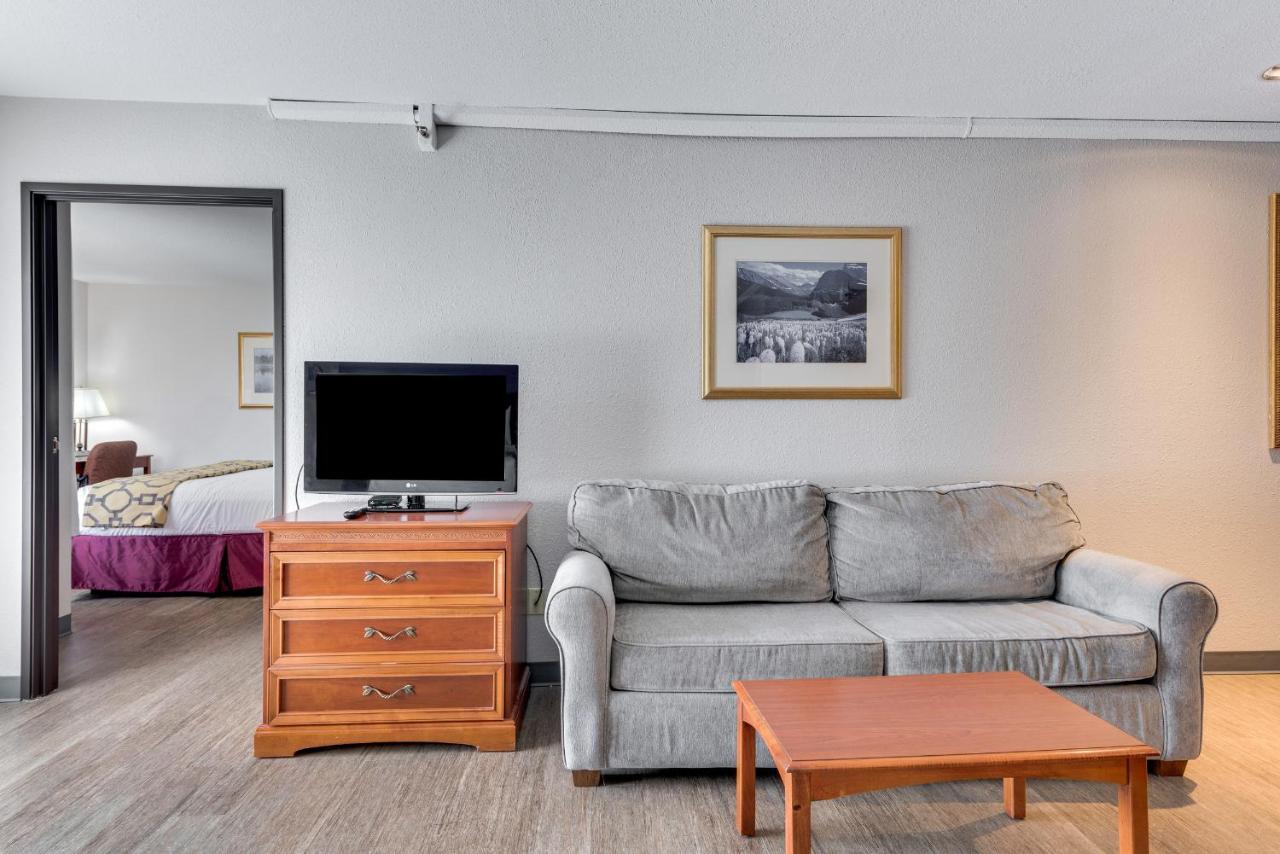 One-Bedroom King Suite with One Queen Bed - Non-Smoking