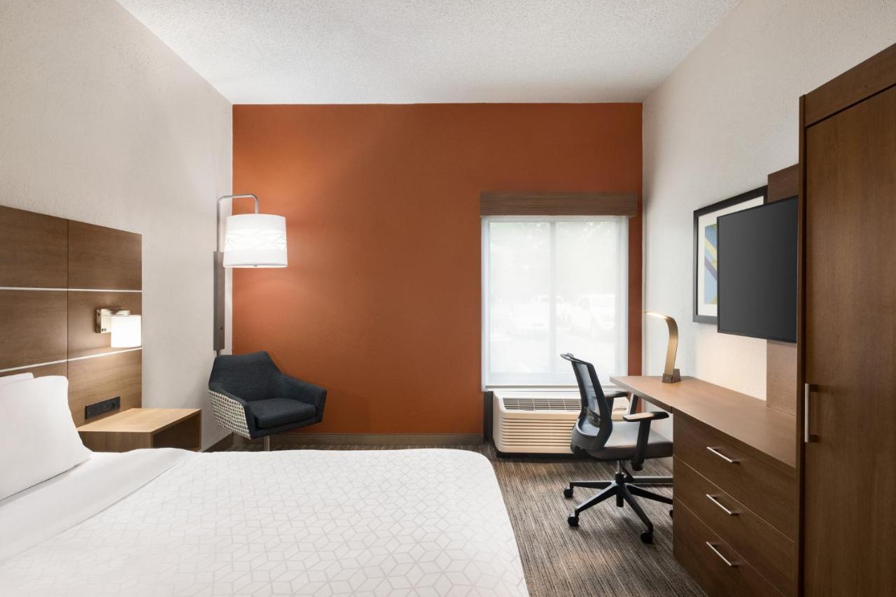 Standard King Room with Mobility Accessible Tub