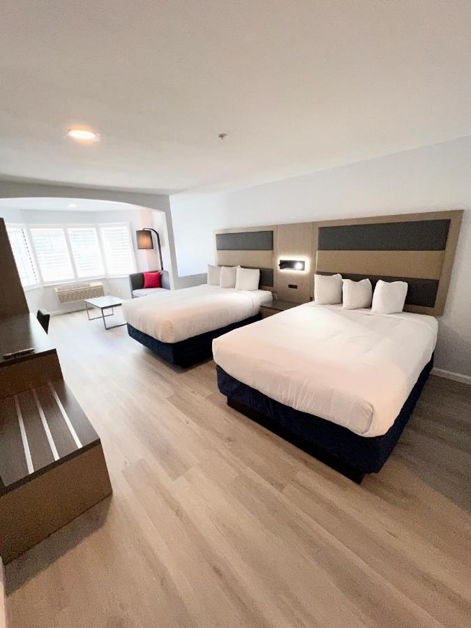 Deluxe Business Queen Room with Two Queen Beds - Non-Smoking
