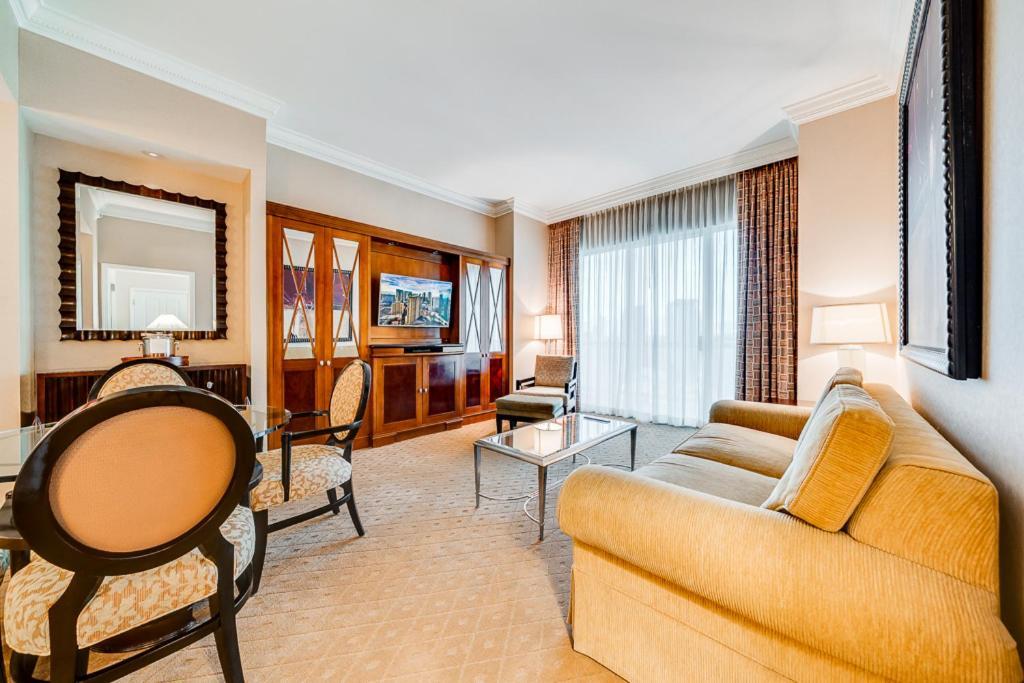 Elite 1BR Suite Strip View with Balcony