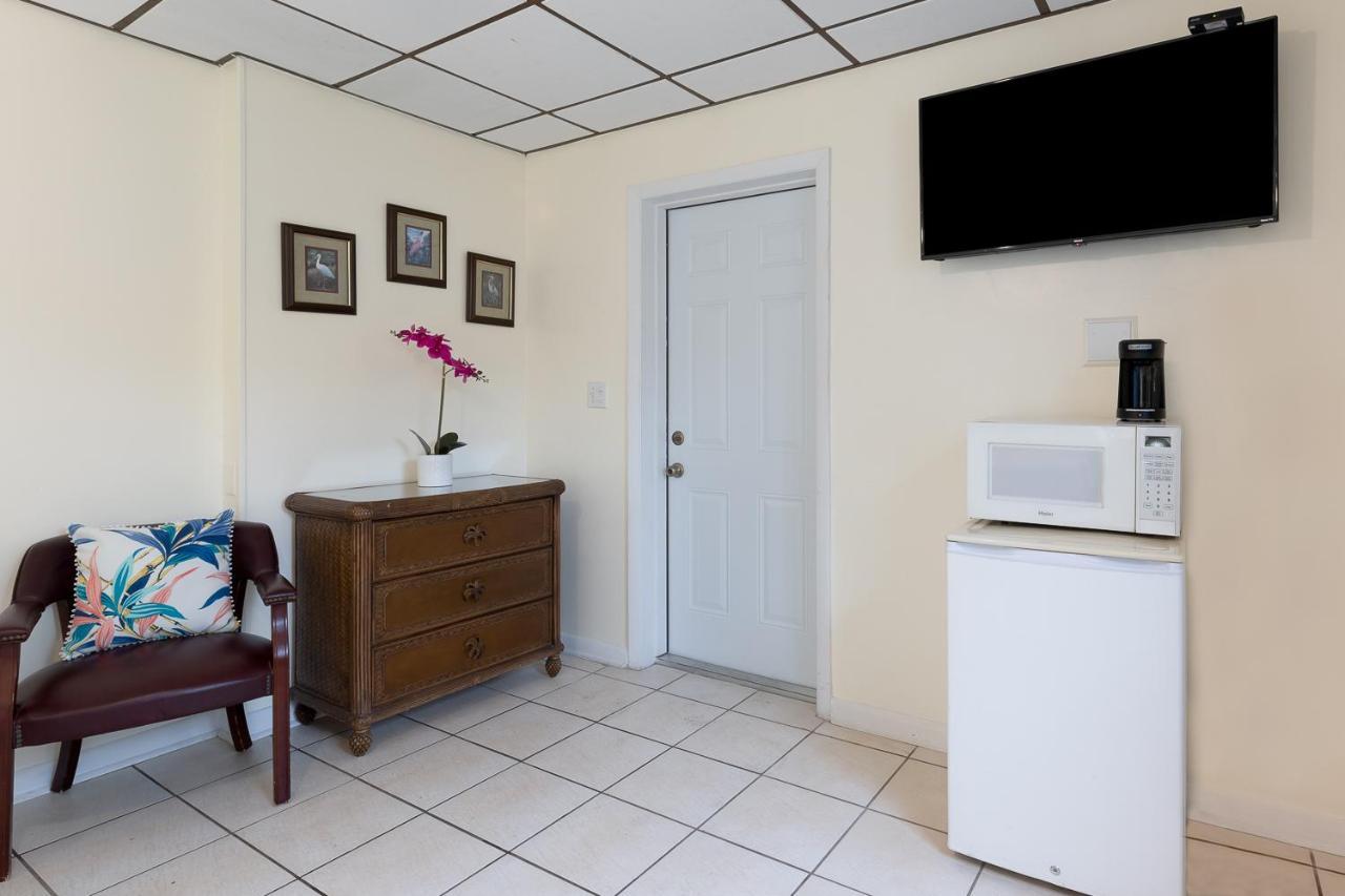 Queen Room with Pool View