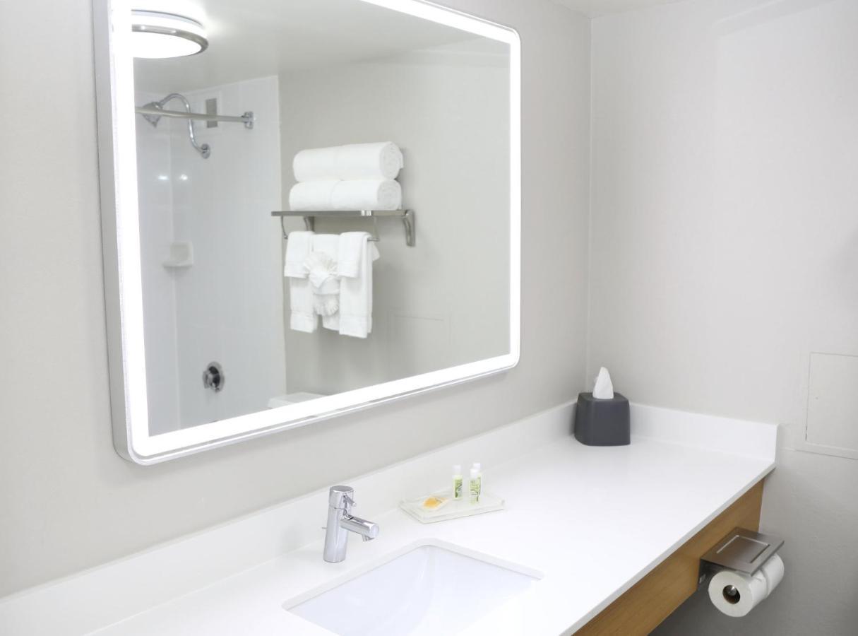 Standard Queen Room with Two Queen Beds,1275553897:JPEG