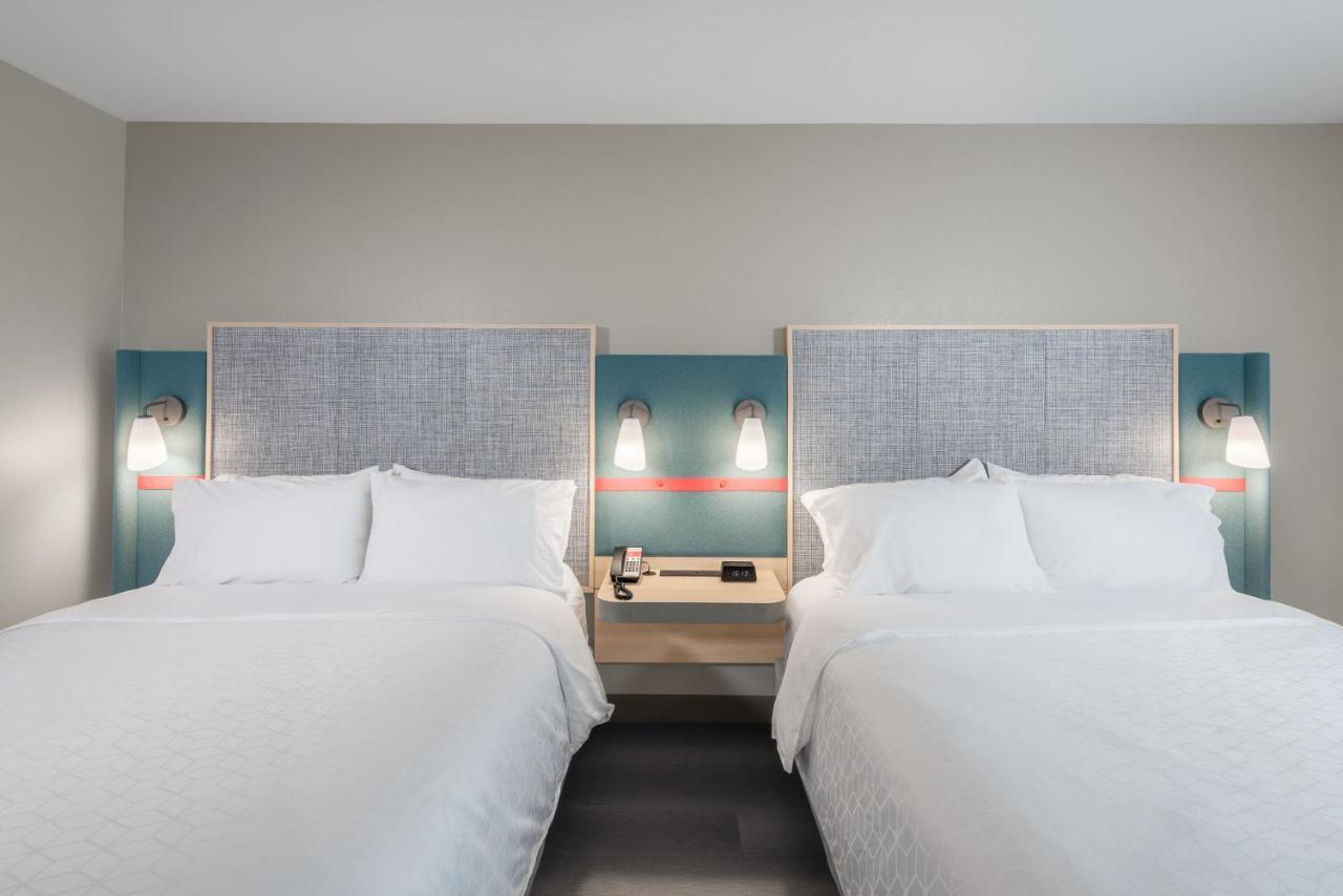 Standard Queen Room with Two Queen Beds and Mobility Accessible Tub,1350934588:JPEG