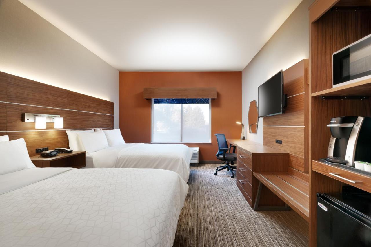 Standard Double Queen Room - Non-Smoking