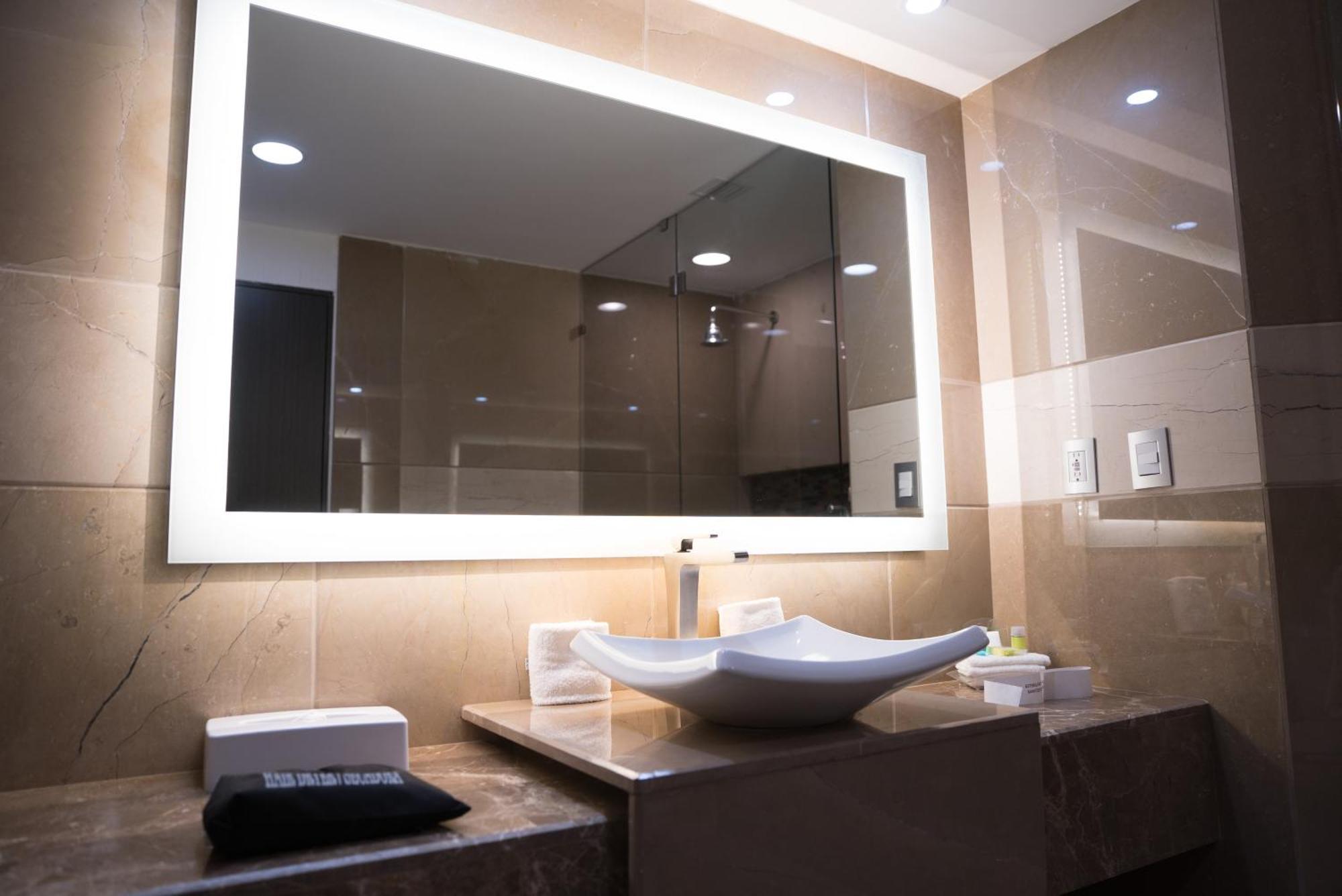 King Suite with Bath and Shower,1432614823:JPEG