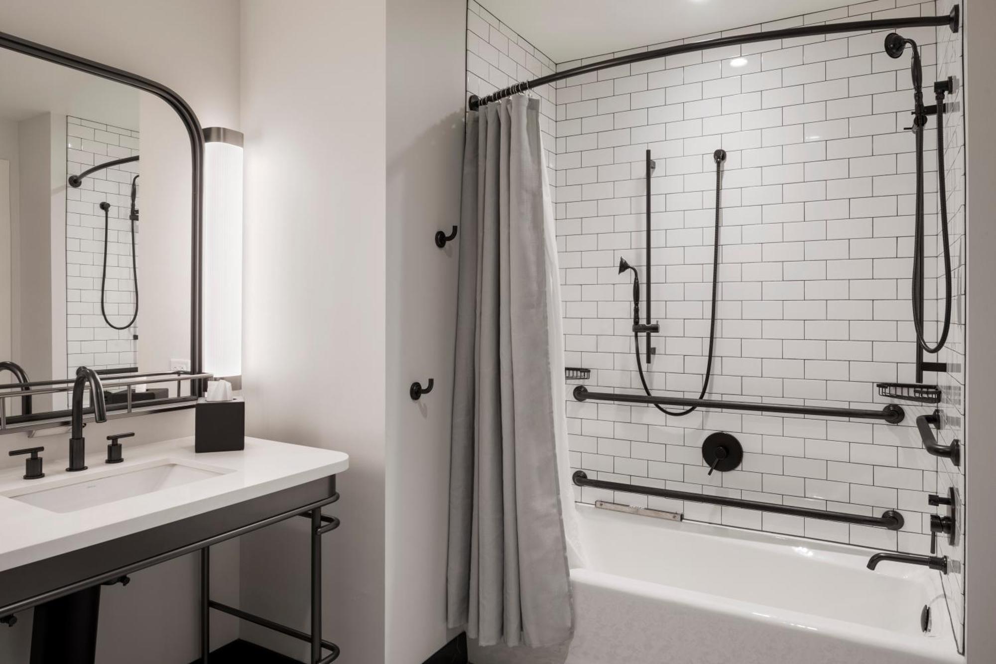 Corner King Room with Bath Tub - Mobility Access,1285917466:JPEG