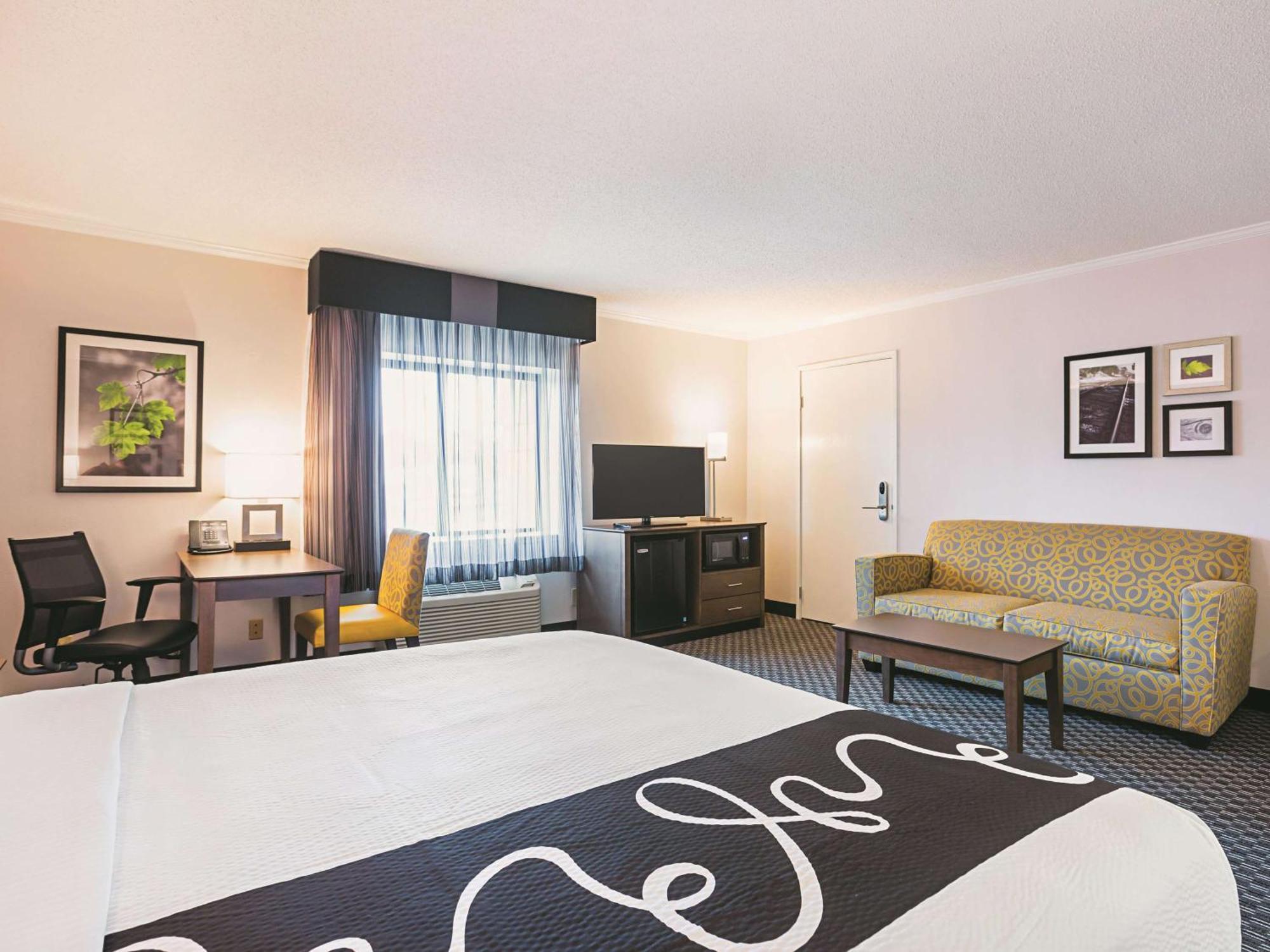 Deluxe King Room - Non-Smoking