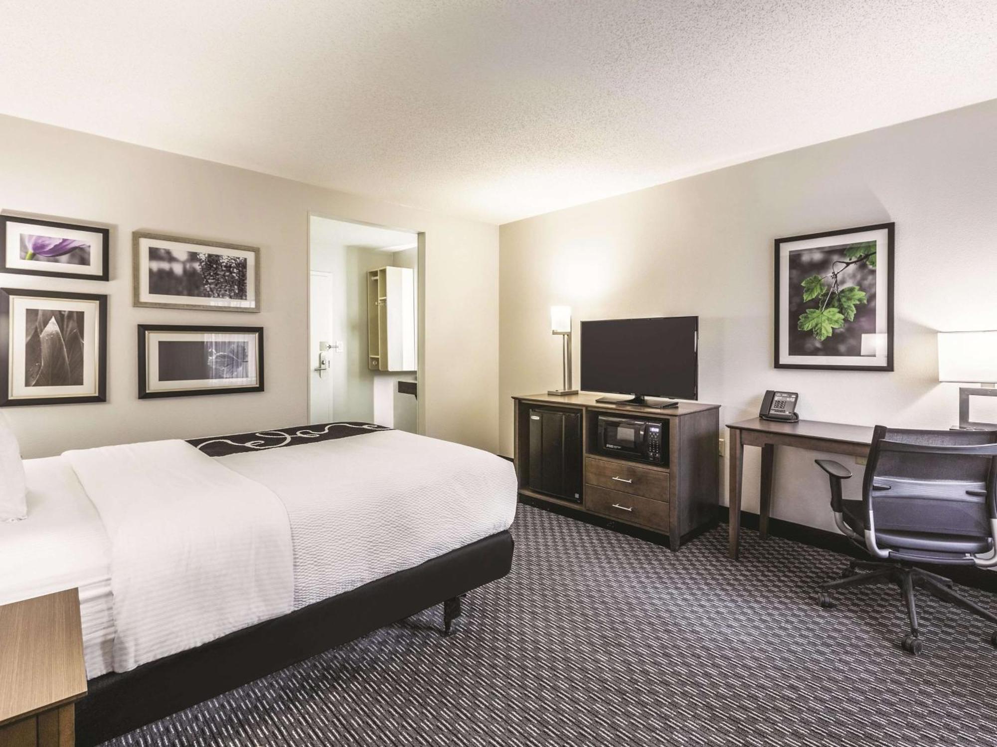 1 Full Bed, Mobility/Hearing Accessible Room, Bathtub w/ Grab Bars, Non-Smoking