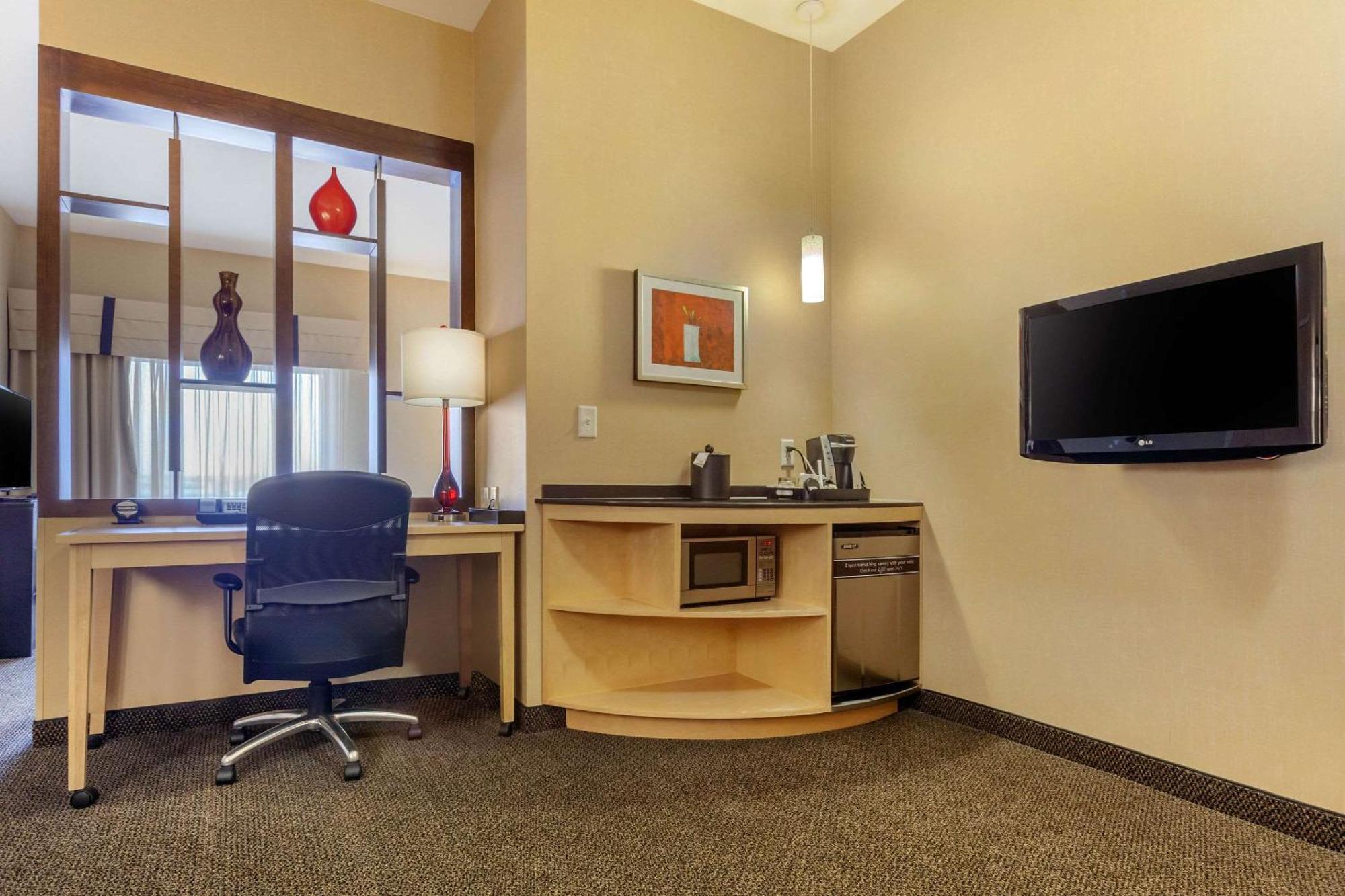 King Suite with Roll-In Shower - Disability Access