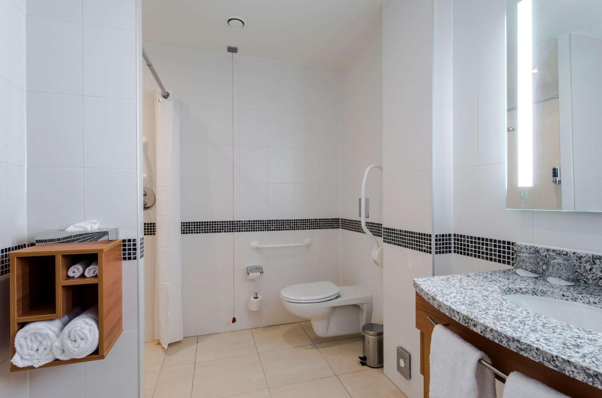 Queen Room - Accessible