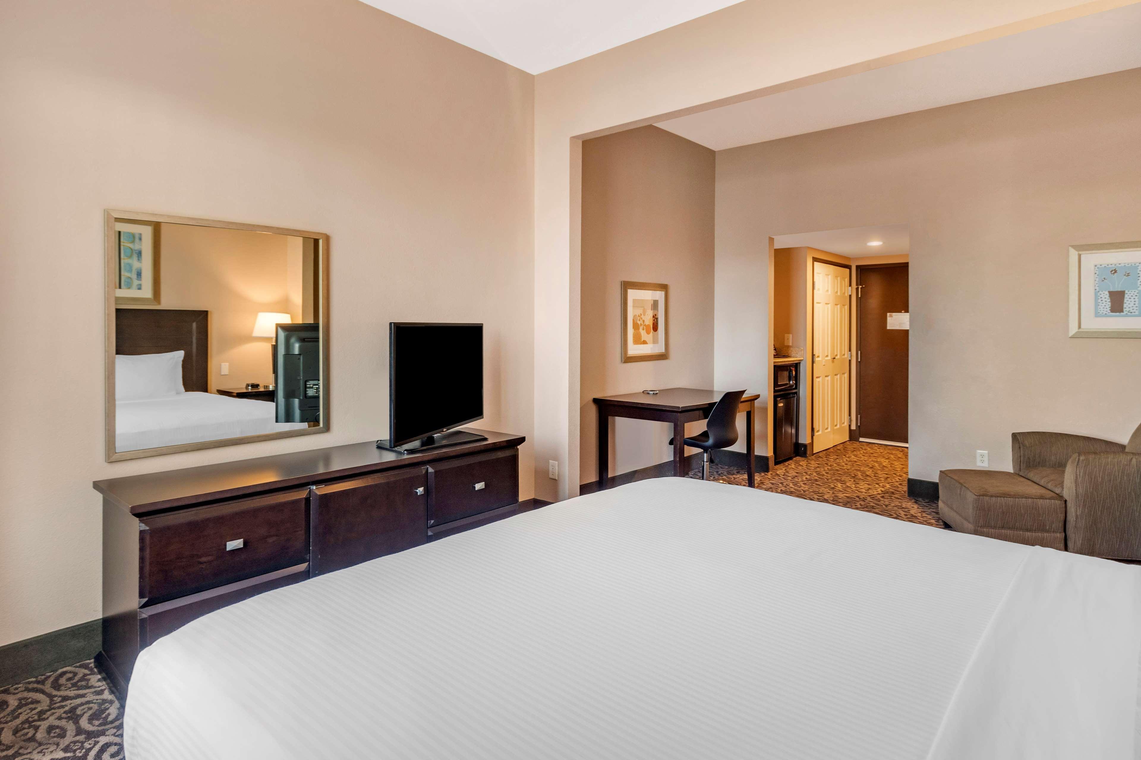 One-Bedroom Larger King Suite with Queen Sofa Bed, Balcony and Kitchenette - Non-Smoking
