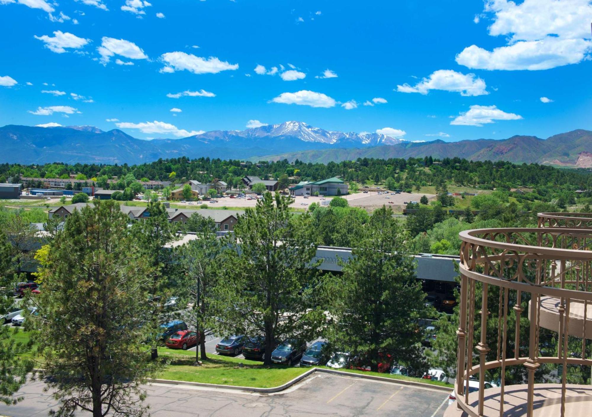 King Suite with Mountain View - Non-Smoking