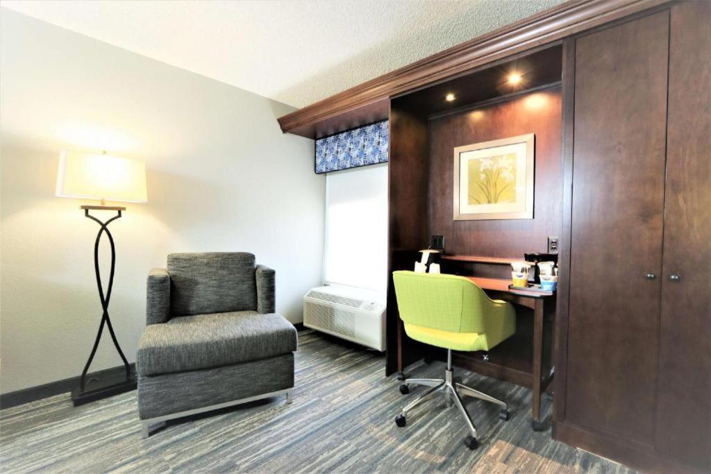 Queen Room with Mobility Access/Non-Smoking
