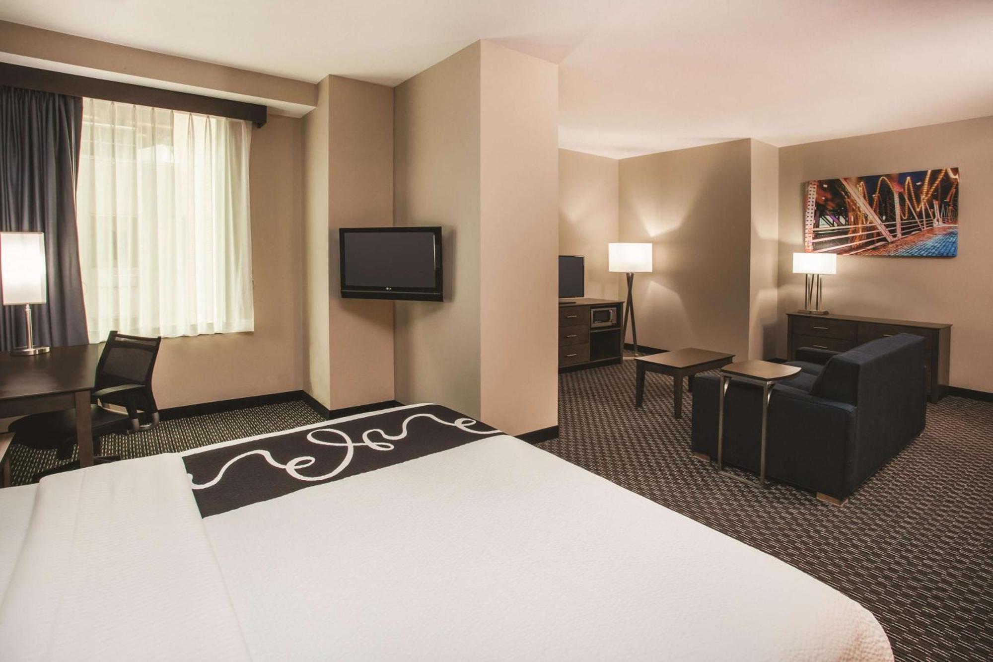 One-Bedroom Suite with One King Bed and Sofa Bed - Non-Smoking,1275446836:JPEG