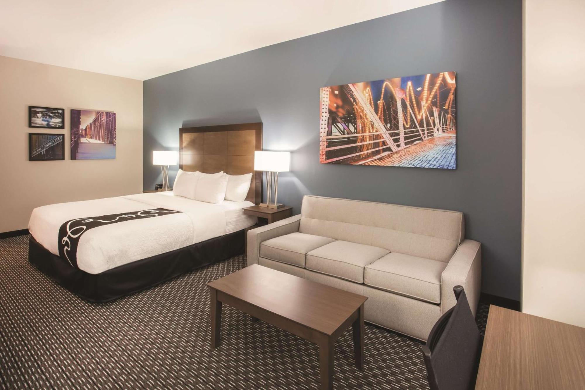 Junior King Suite with Sofa Bed - Non-Smoking,1275447385:JPEG