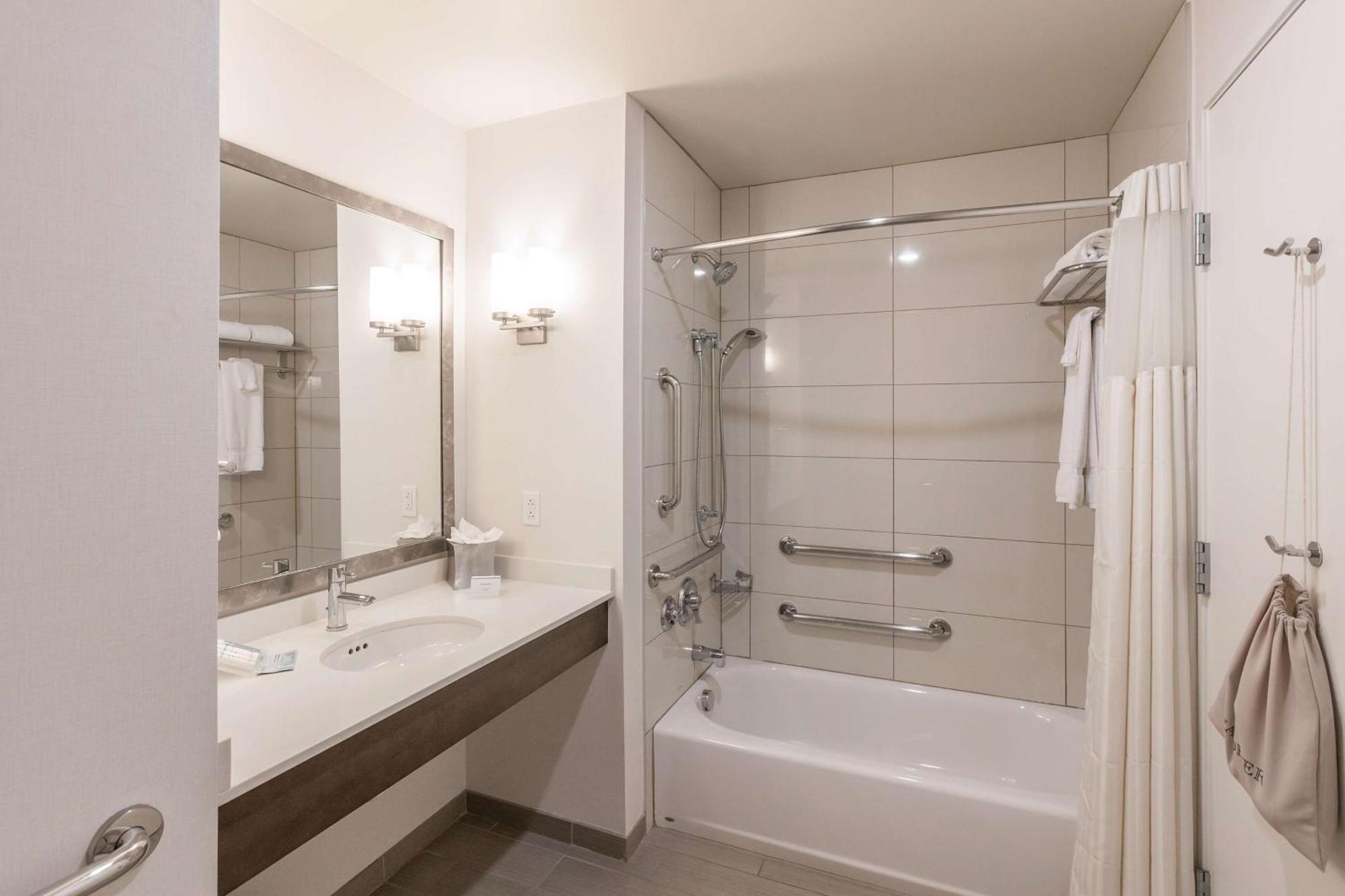 King Room - Hearing Access,1438447225:JPEG