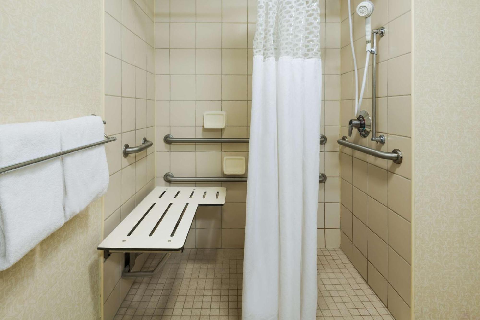 Queen Room with Roll-In Shower - Mobility Access/Non-Smoking,1552165321:JPEG