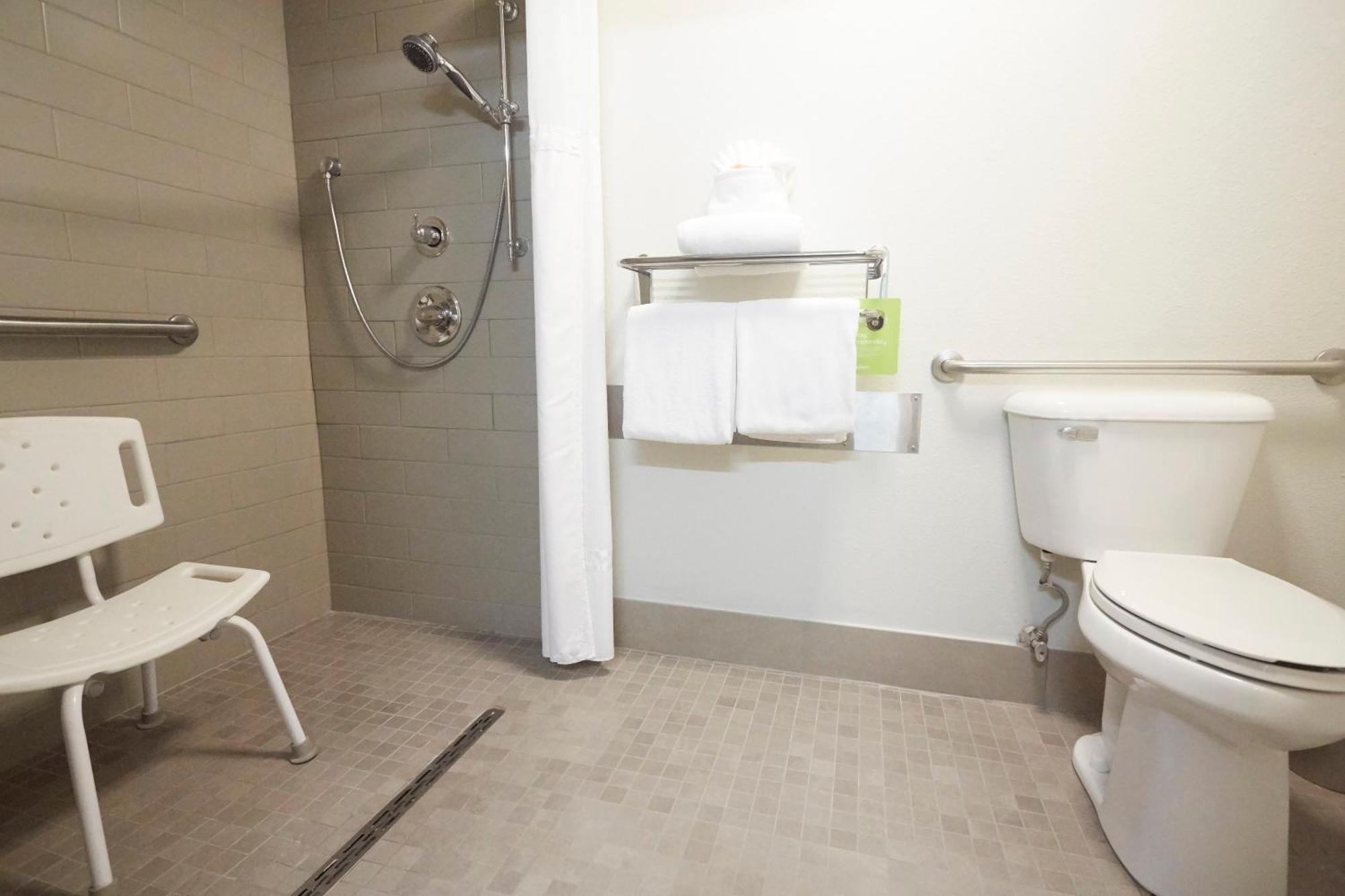 Queen Room - Disability Access/Non-Smoking