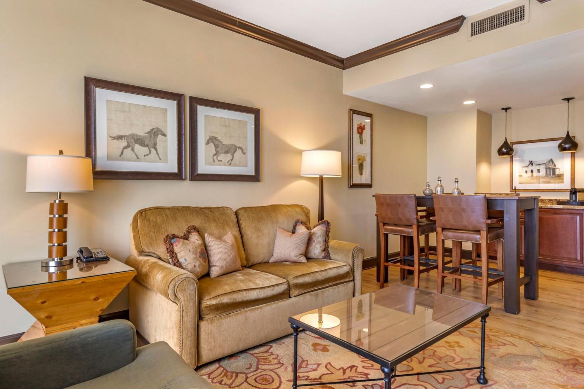 Executive One-Bedroom King Suite,1275750997:JPEG