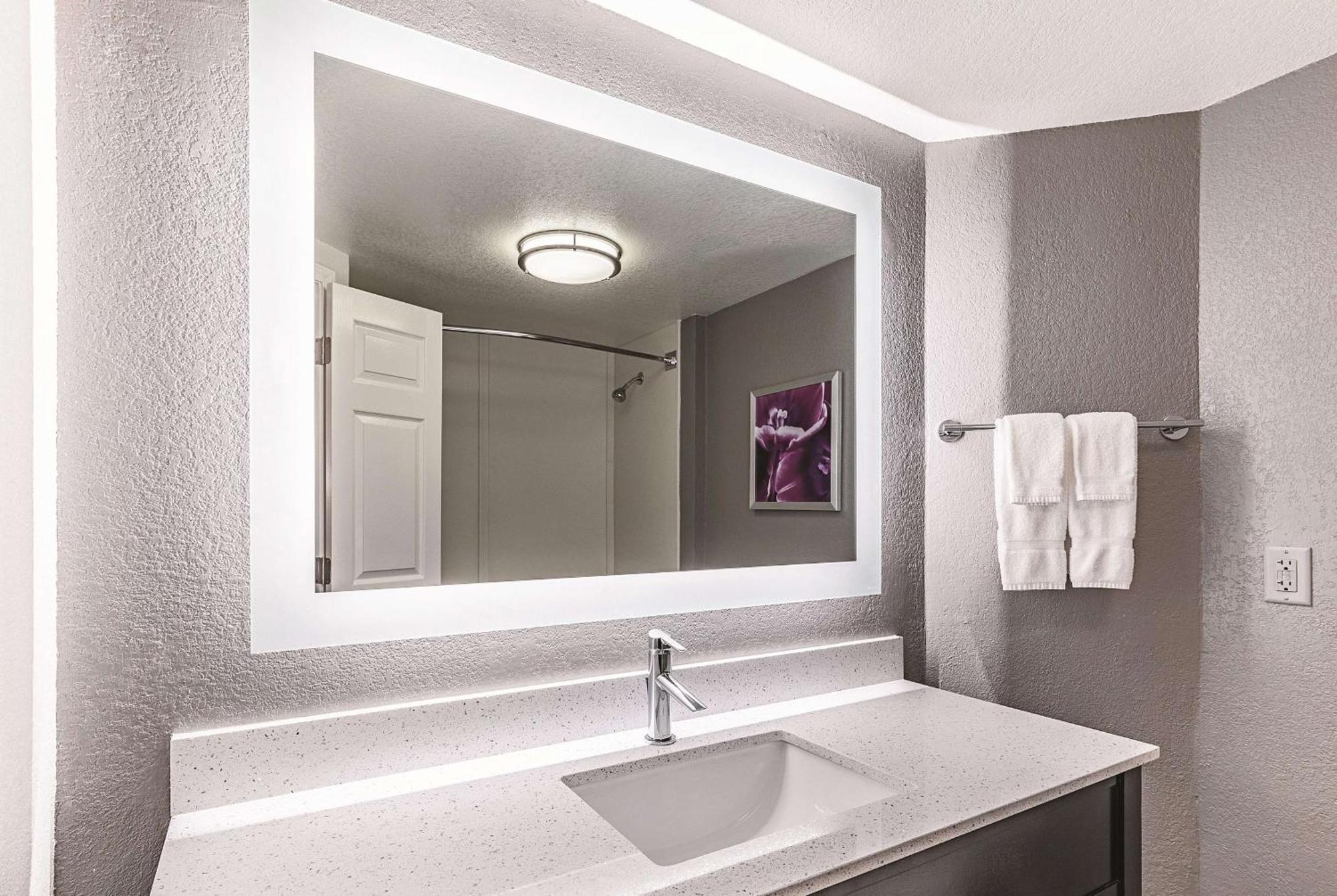 Deluxe King Suite,1275838150:JPEG