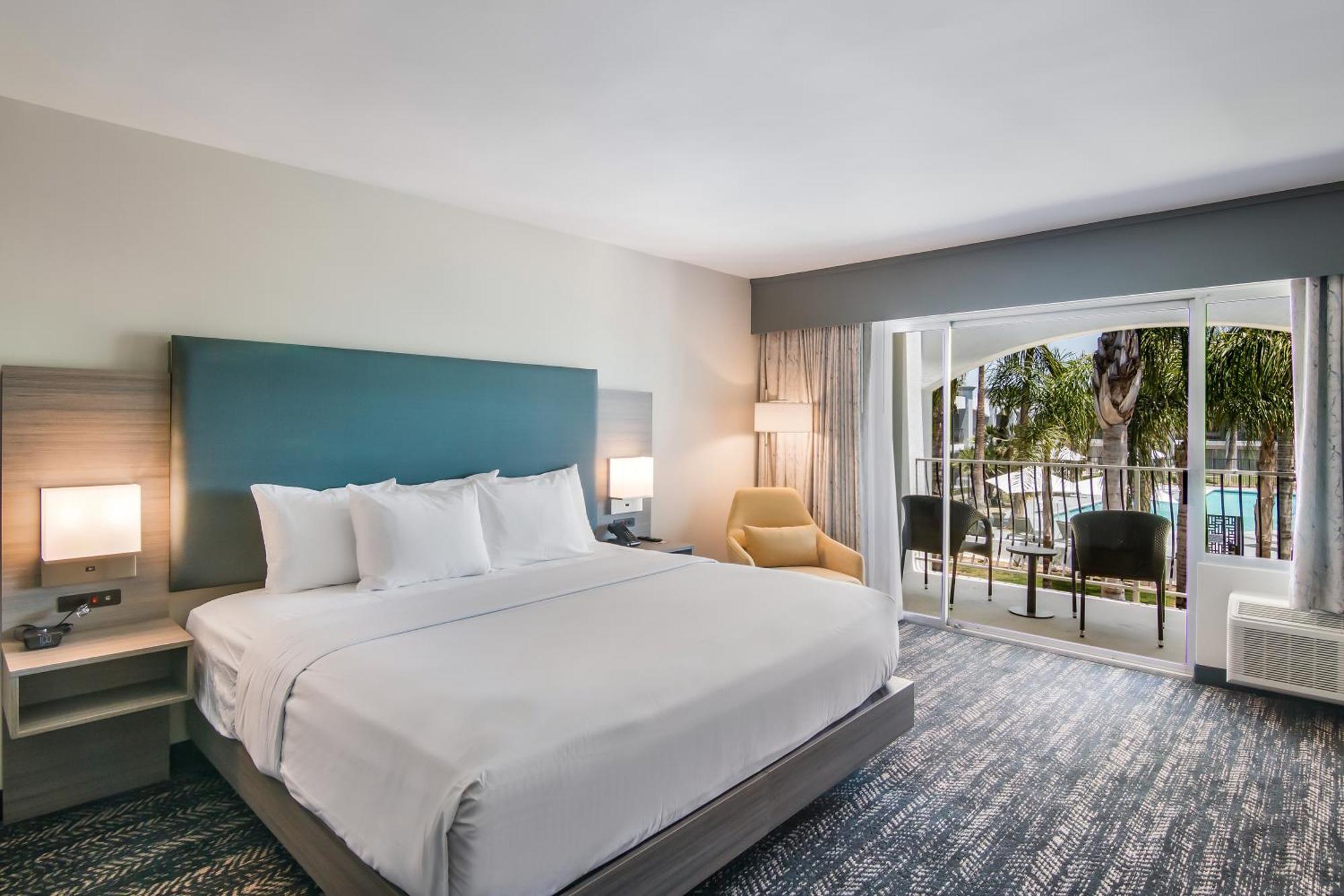 One-Bedroom King Suite with Tub and Pool View - Mobility and Hearing Access/Non-Smoking