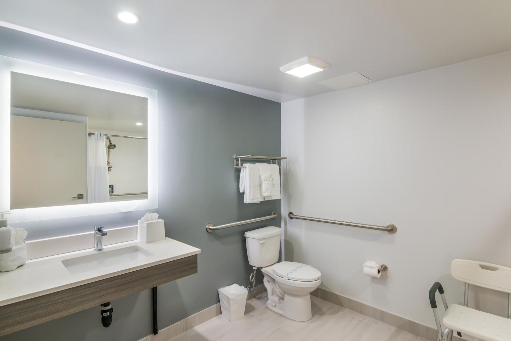 King Room with Tub and Pool View - Mobility and Hearing Access/Non-Smoking