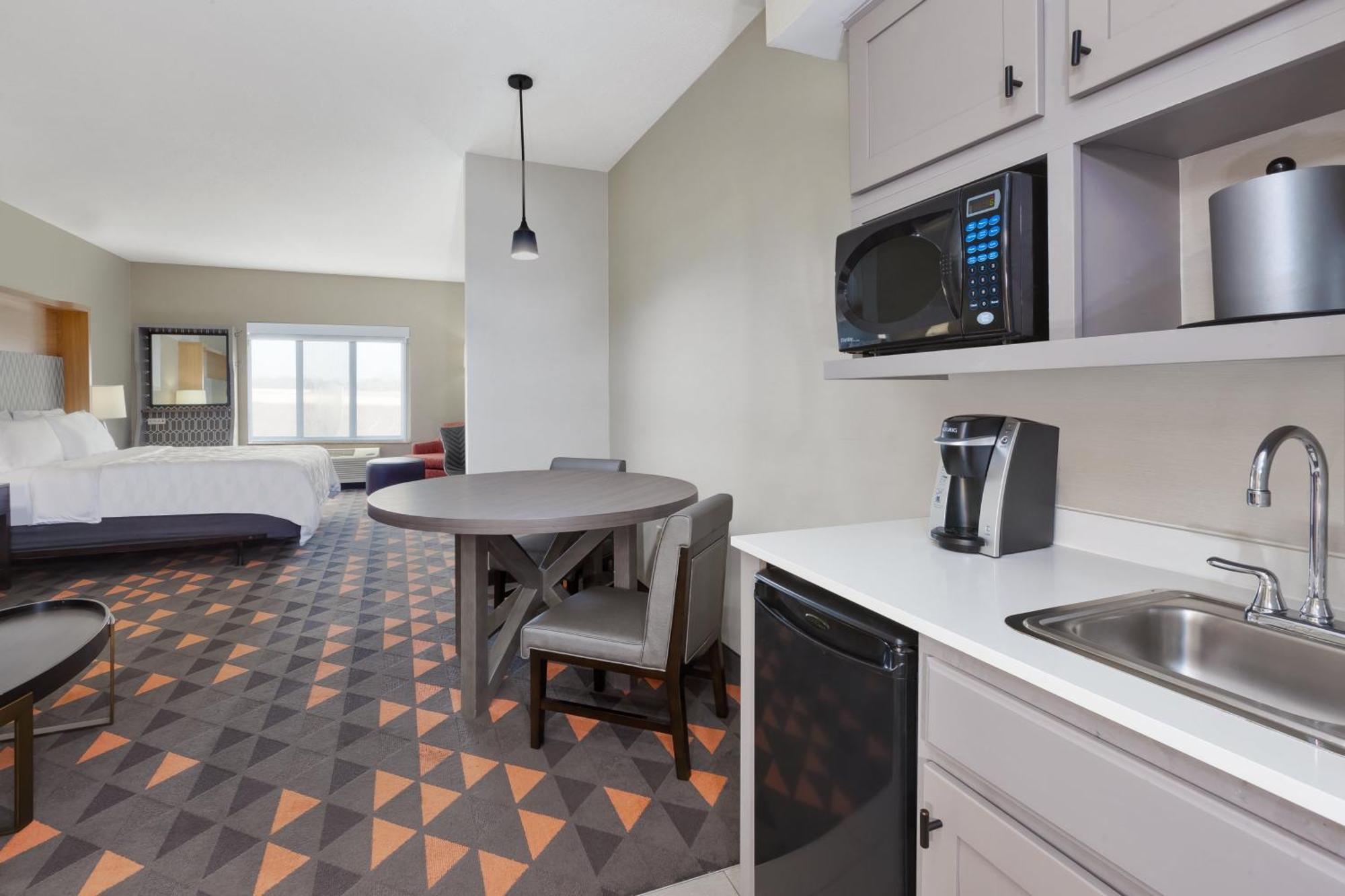 One-Bedroom Suite with One King Bed and Two Twin Beds