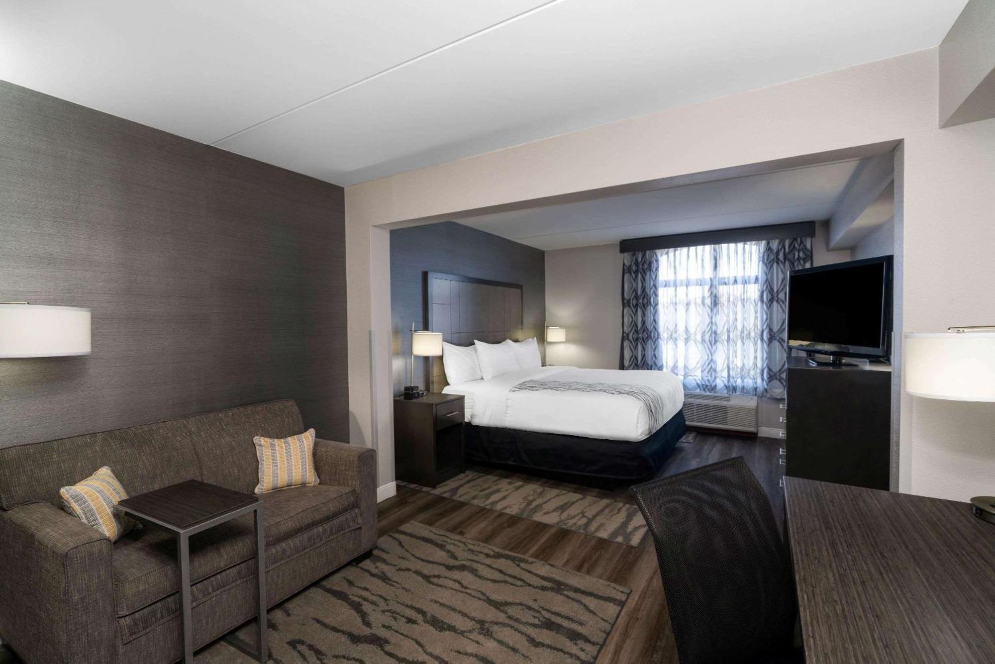 Deluxe King Room - Non-Smoking