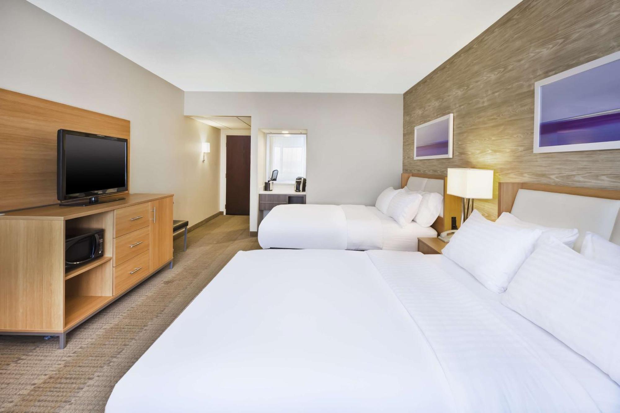 Queen Room with Two Queen Beds and City View