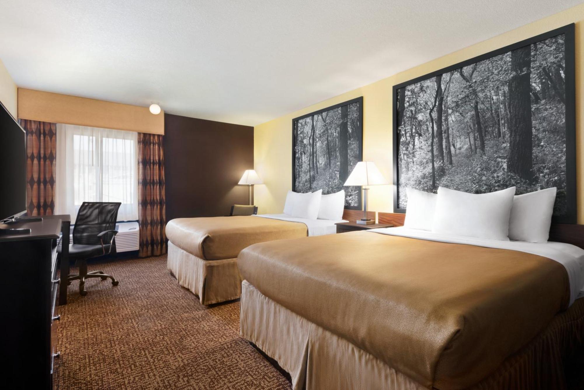 Deluxe Queen Room with Two Queen Beds - Non-Smoking