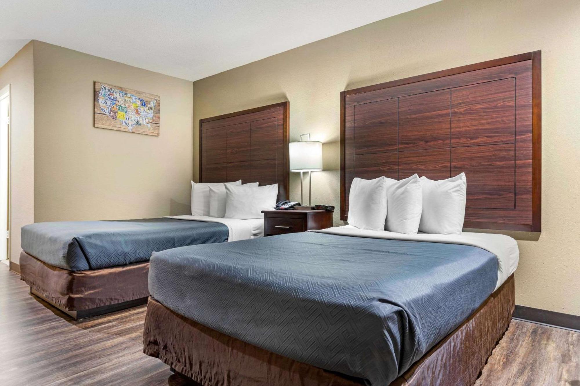 Queen Room with Two Queen Beds and Tub - Smoking