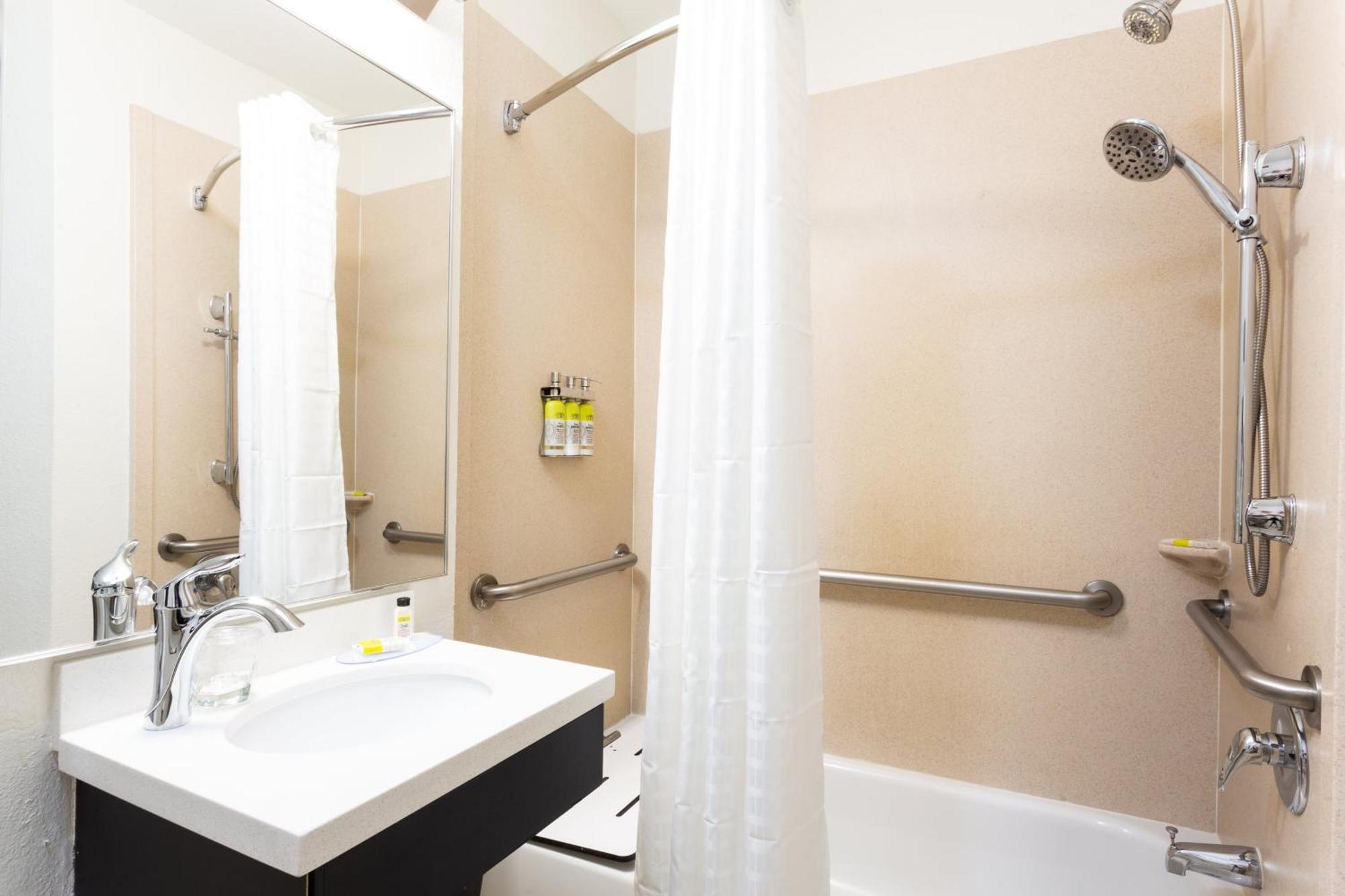 Queen Suite with Bath Tub - Hearing Accessible/Non-Smoking