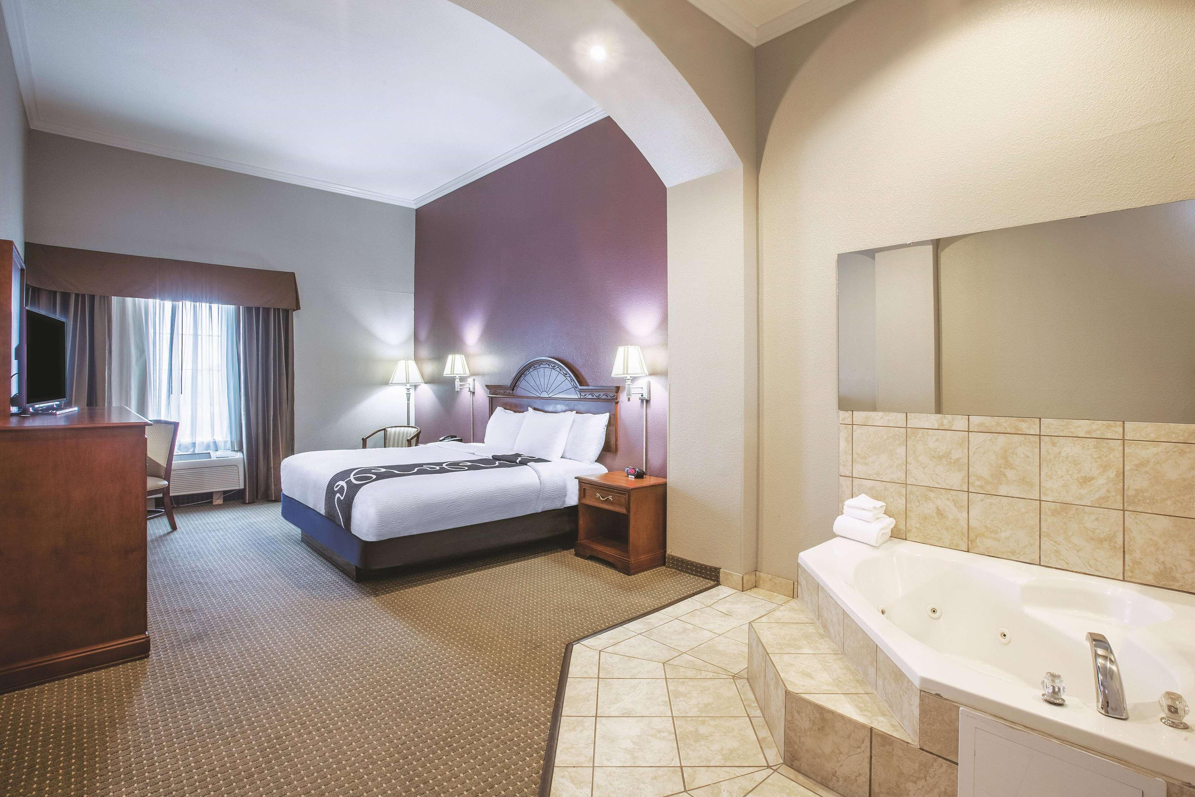 Deluxe King Room - Non-Smoking