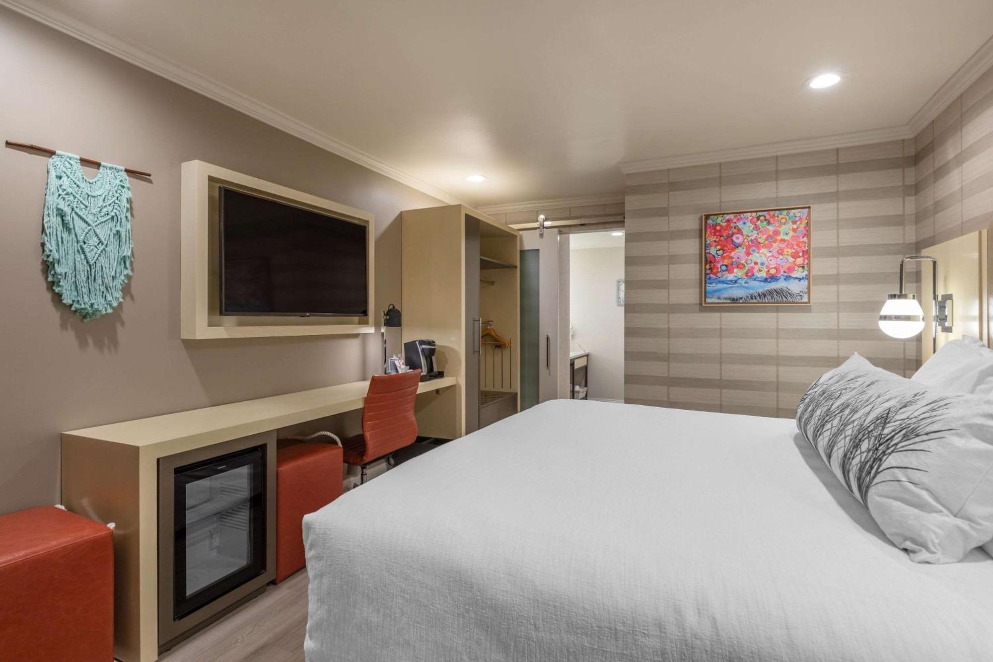 Standard Room, 1 King Bed, Accessible Tub, Non Smoking