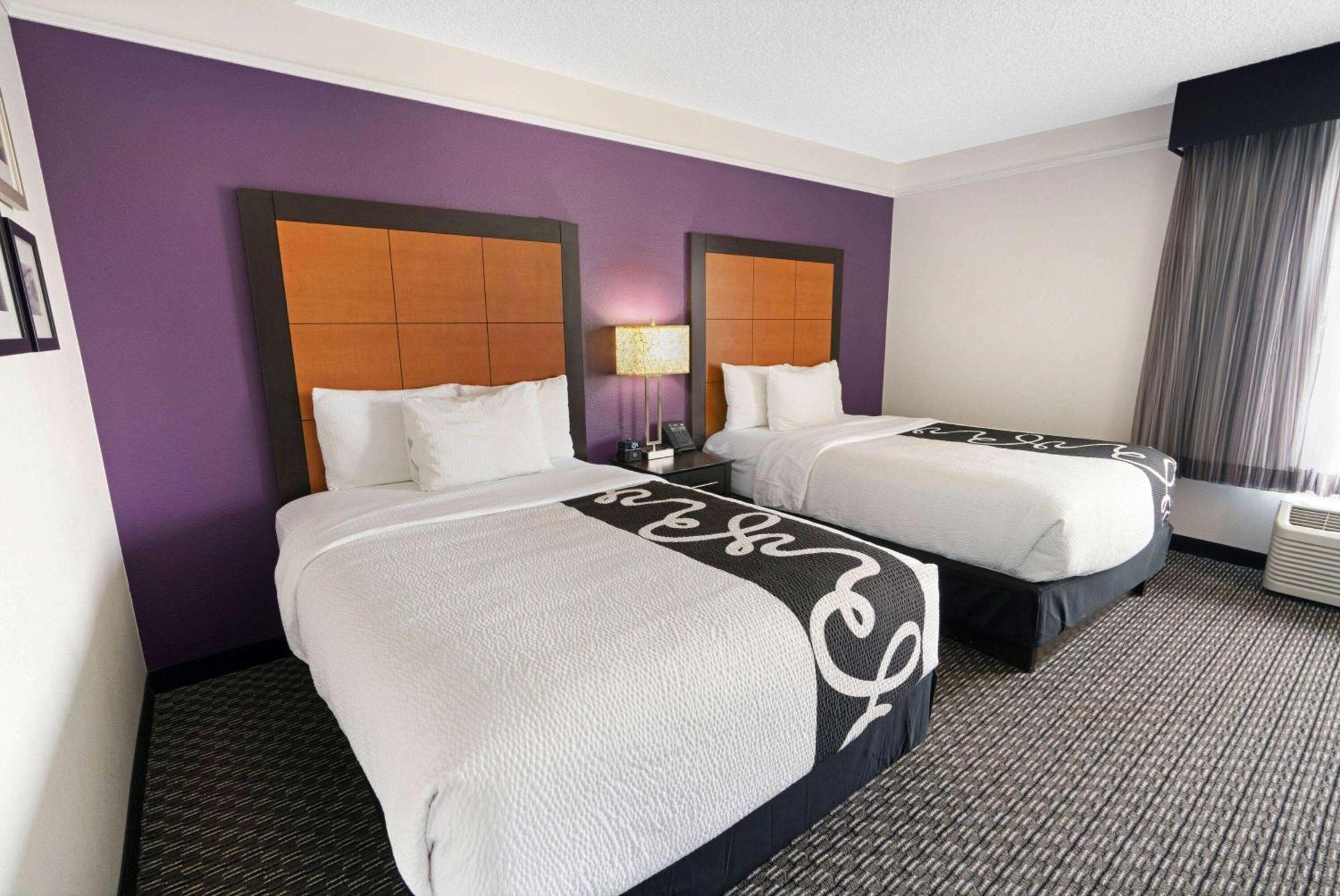 Deluxe Suite with Pool View - Non-Smoking,1276288909:JPEG
