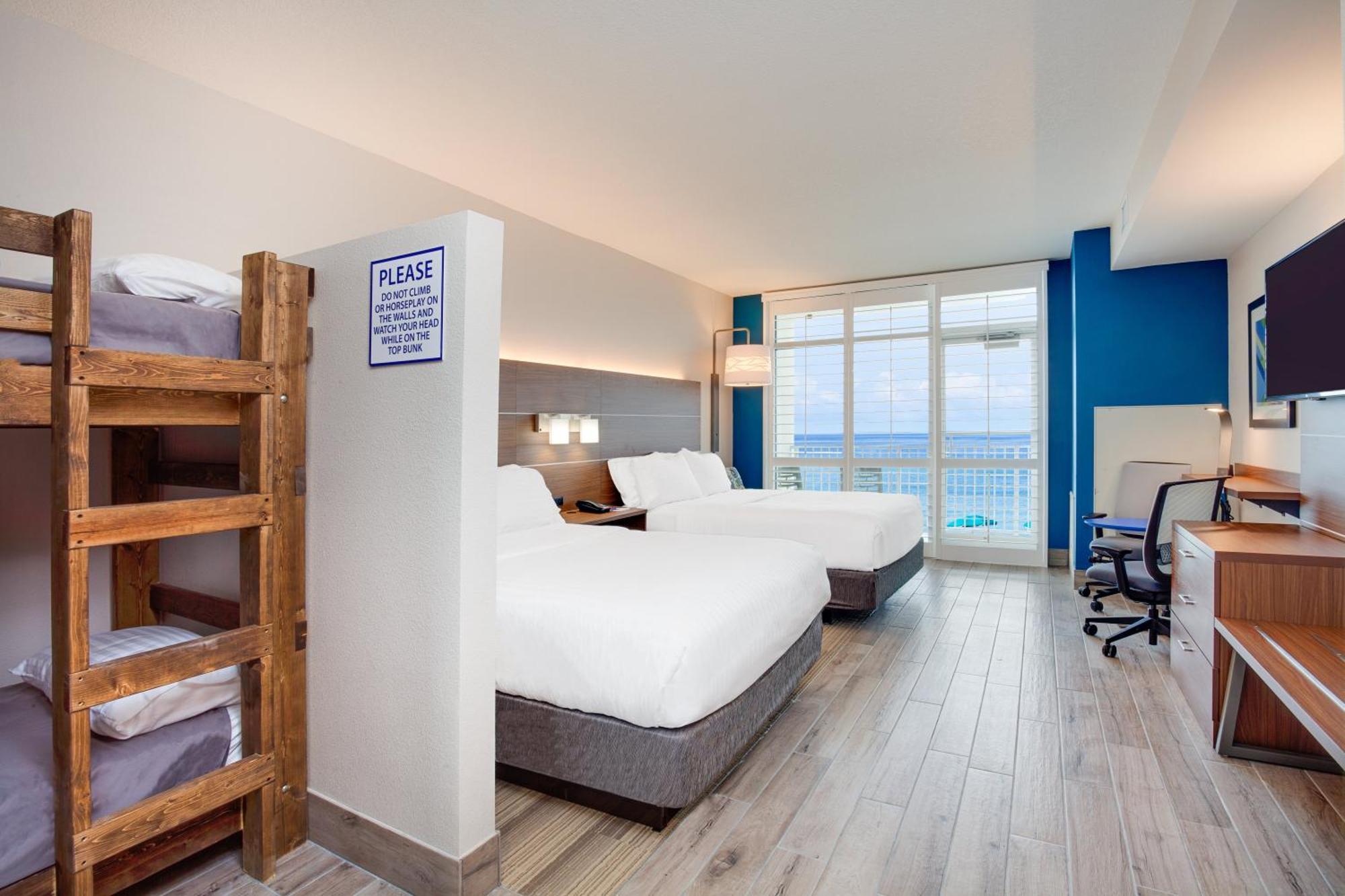Queen Suite with Bunk Bed And Wrap Around Balcony - Gulf Front